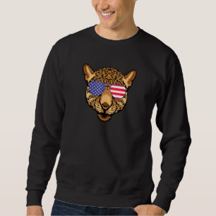 Cooler Jaguar trägt eine US-Flaggensonnenbrille in Sweatshirt
