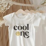 Cooler, karger Retro-Kid Baby Strampler<br><div class="desc">Ein cooles Kind dreht sich um eins! Feiern Sie Ihren kleinen Jungen oder Mädchen mit unserem Geburtstagskorb mit einem absolut stellar glücklichen Gesicht und lustiger Typografie.</div>