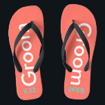 Cooler Korallenriff Flip Flops<br><div class="desc">Groom ist in weißem Text vor hellem Korallenhintergrund geschrieben. Personalisieren Sie mit dem Datum der Hochzeit in türkisblau. Cooles Strandziel oder Flitterwochen flip Flops. Originale Entwürfe von TamiraZDesign.</div>