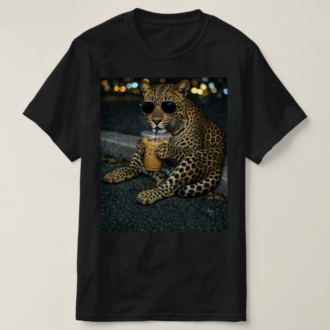 Cooler Leopard mit Sonnenbrille Eiskaffee  T-Shirt (Design vorne)