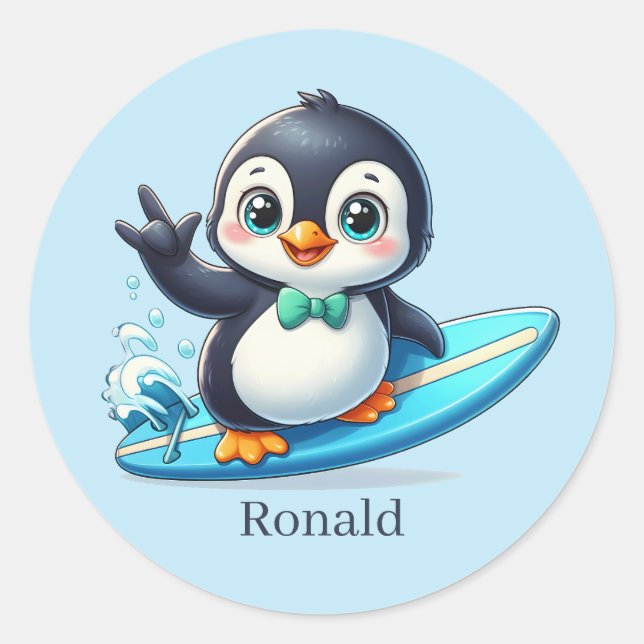 Cooler Pinguin beim Surfen am Strand Runder Aufkleber (Vorderseite)