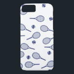 Cooler Red Retro Racquets Pattern Tennisspieler Case-Mate iPhone Hülle<br><div class="desc">Klassische Elegante Minimal Navy Blue Tennis Rackets Muster für ihn | Summer Pastel Tennis Court. Geschenk für Tennisspieler, Marinebarmaturenspiel auf weißem Hintergrund. Personalisiertes Geschenk für einen Tennisspieler. Trendy Tennisspieler Wohngestaltung. Moderne Tennisspielgeschenke. Cooles Retro-Geschenk für Ihren Tennistrainer oder das Tennisteam der Schule! Junge, Männer, Mann Tennisspieler Geburtstagsgeschenk Idee Schläger und Kugeln...</div>