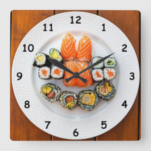 Cooler Sushi und Lachs auf einer weißen Platte Quadratische Wanduhr