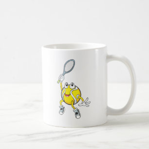 Cooler Tennis-Ball, der Schläger hält Kaffeetasse