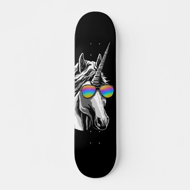 Cooler Unicorn mit Regenbogensonnenbrillen Skateboard (Vorne)