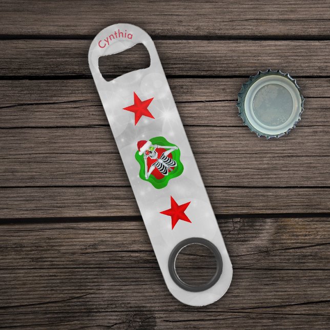 Cooler Weihnachtskalender Rote Sterne Ornamente Zi Speed Flaschenöffner (Christmas skeleton in 3d splatter shape red stars on white circles bartender bottle opener.)