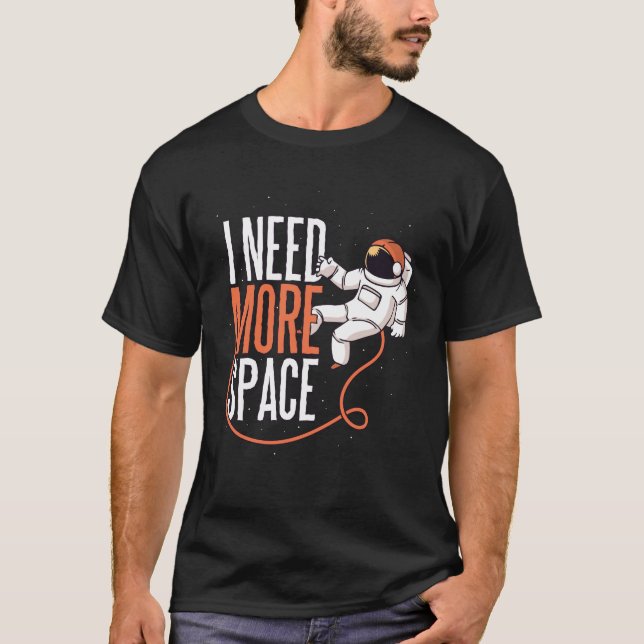 Cooler Witz BRAUCHT MEHR PLATZ T-Shirt (Vorderseite)