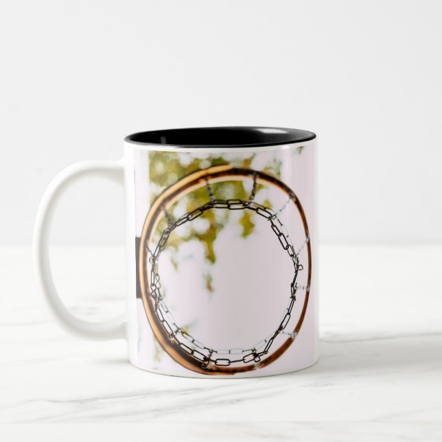 Cooles Basketballdesign Zweifarbige Tasse (Links)