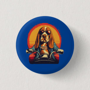Cooles Basset-Hundbiker bei Sonnenuntergang Button