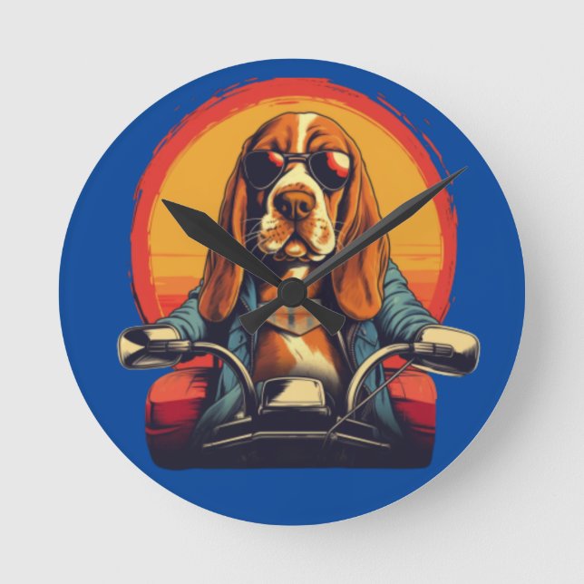 Cooles Basset-Hundbiker bei Sonnenuntergang Runde Wanduhr (Vorderseite)