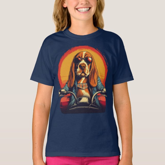 Cooles Basset-Hundbiker bei Sonnenuntergang T-Shirt (Vorderseite)