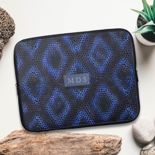 Cooles blaues Abstraktes Muster Imitate Snakeskin  Laptopschutzhülle (Cool Blue Abstract Pattern Faux Snakeskin Monogram laptop sleeve just for your initials)