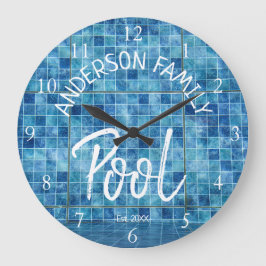 Cooles blaues Schwimmbad Familienname cUSTOM Große Wanduhr