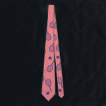 Cooles blaues Tennis-Racquets-Ball-Muster Rosa Krawatte<br><div class="desc">Navy und rosa und grüne Streifen Tennis Rackets Muster für ihn | Tennisplatz im Sommer. Geschenk für Tennisspieler, Marineschlacht-Tennisspiel auf grünem Hintergrund. Personalisiertes Geschenk für einen Tennisspieler. Trendy Tennisspieler Wohngestaltung. Moderne Tennisspielgeschenke. Cooles Retro-Geschenk für Ihren Tennistrainer oder das Tennisteam der Schule! Junge, Männer, Mann, Tennisspieler Krawatte. Tennisspieler Männer klassisches Schlägermuster....</div>