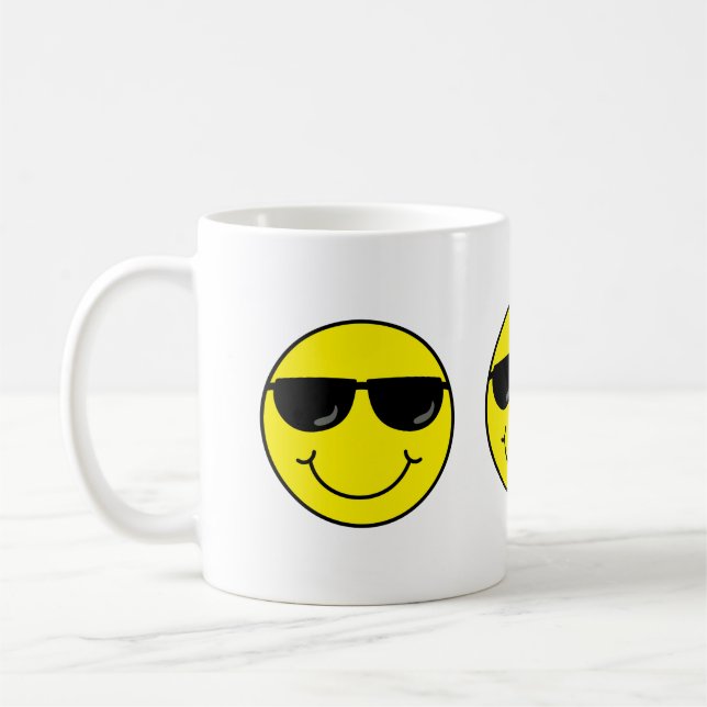 Cooles Emoji stellen mit Sonnenbrillen gegenüber Kaffeetasse (Links)