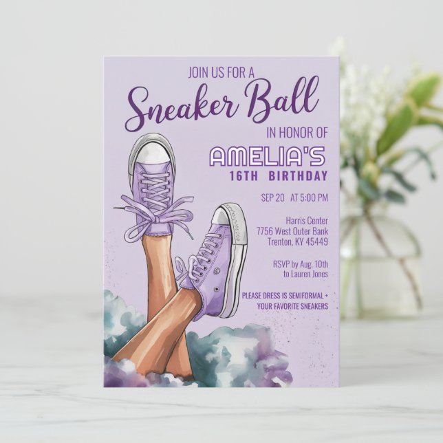 Cooles Lila  Birthday Sneaker Ball Party Einladung (Stehend Vorderseite)