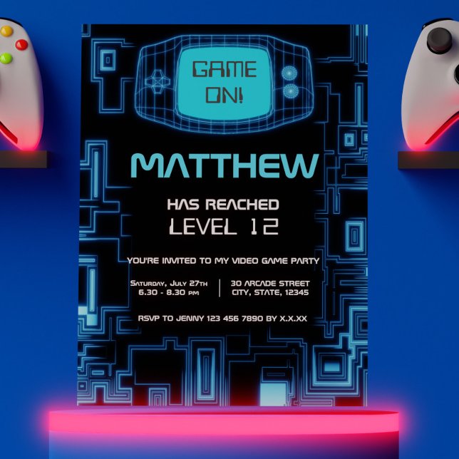 Cooles, modernes Navy Blue Tee Video Game Party Einladung (Cool Modern Navy Blue Black Teen Video Game Night Invitation)