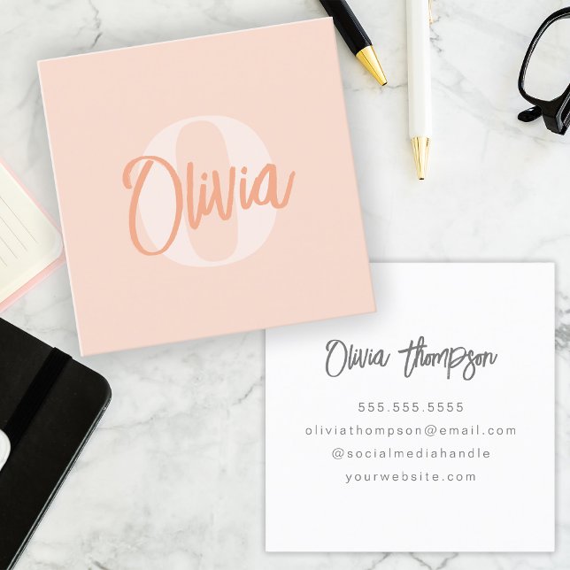 Cooles Monochrome Blush Pink Trendy Script Monogra Quadratische Visitenkarte (Von Creator hochgeladen)