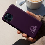 Cooles Monochrome Lila Modernes Script Monogram iPhone 15 Pro Hülle<br><div class="desc">Das Coole White Modern Minimalistisch Trendy Personalisiert Thermal Tumbler ist eine elegante und stilvolle Wahl für ein individuelles und funktionelles Geschenk. Dieser Schuster ist nicht nur irgendein Trinkbehälter, sondern ein personalisierter und isolierter Kaffeetopf, der sich durch sein minimalistisches Design auszeichnet. Der Schuster ist mit einem Namen versehen, indem er eine...</div>
