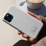 Cooles Monochrome White Modern Script Monogram iPhone 15 Pro Hülle<br><div class="desc">Das Coole Monochrome White Modern Script Monogram Personalisiert Phone Case bietet eine Mischung aus Stil und Personalisierung mit Schlüsseleigenschaften, die auf Ihre Bedürfnisse zugeschnitten sind. Dieses Handy zeichnet sich durch sein einfarbiges weißes Design und das moderne Script Monogramm aus, was es zu einem eleganten und eleganten Accessoire macht. Zu den...</div>
