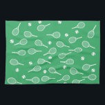 Cooles Racing Racquets Muster Grün Geschirrtuch<br><div class="desc">Weiße und grüne Tennis-Rackets-Muster für ihn | Tennisplatz im Sommer. Geschenk für Tennisspieler, weißes Schläger-Tennis-Spiel auf einem grünen Hintergrund. Personalisiertes Geschenk für einen Tennisspieler. Trendy Tennisspieler Wohngestaltung. Moderne Tennisspielgeschenke. Cooles Retro-Geschenk für Ihren Tennistrainer oder das Tennisteam der Schule! Junge, Männer, Mann Tennis Spieler Geburtstag Party Geschenk Packpapier. Tennisspieler Männer klassisches...</div>