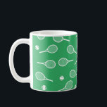 Cooles Racing Racquets Muster Grün Kaffeetasse<br><div class="desc">Weiße und grüne Tennis-Rackets-Muster für ihn | Tennisplatz im Sommer. Geschenk für Tennisspieler, weißes Schläger-Tennis-Spiel auf einem grünen Hintergrund. Personalisiertes Geschenk für einen Tennisspieler. Trendy Tennisspieler Wohngestaltung. Moderne Tennisspielgeschenke. Cooles Retro-Geschenk für Ihren Tennistrainer oder das Tennisteam der Schule! Junge, Männer, Mann Tennis Spieler Geburtstag Party Geschenk Packpapier. Tennisspieler Männer klassisches...</div>
