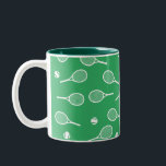Cooles Racing Racquets Muster Grün Zweifarbige Tasse<br><div class="desc">Weiße und grüne Tennis-Rackets-Muster für ihn | Tennisplatz im Sommer. Geschenk für Tennisspieler, weißes Schläger-Tennis-Spiel auf einem grünen Hintergrund. Personalisiertes Geschenk für einen Tennisspieler. Trendy Tennisspieler Wohngestaltung. Moderne Tennisspielgeschenke. Cooles Retro-Geschenk für Ihren Tennistrainer oder das Tennisteam der Schule! Junge, Männer, Mann Tennis Spieler Geburtstag Party Geschenk Packpapier. Tennisspieler Männer klassisches...</div>