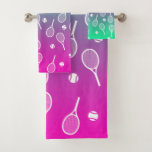 Cooles Racquets-Muster im Retro-Tennis Badhandtuch Set<br><div class="desc">Meerjungfrau Farbverlauf von grün bis neonrosa und weiße Tennis Rackets Muster | Tennisplatz im Sommer. Geschenk für Tennisspieler, weißes Racquet Tennis Spiel auf einem Gradientenhintergrund. Personalisiertes Geschenk für einen Tennisspieler. Trendy Tennisspieler Wohngestaltung. Moderne Tennisspielgeschenke. Cooles Retro-Geschenk für Ihren Tennistrainer oder das Tennisteam der Schule! Mädchen, Tennisspielerinnen Geburtstagsparty Geschenkpapier Packpapier. Tennisspieler...</div>