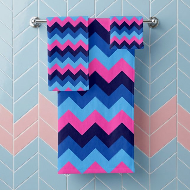 Cooles, rosa Zickzack Muster Badetuch Set (Cool Blue Pink Chevron Pattern Bath Towel Set hanging on towel rack in a bathroom.)