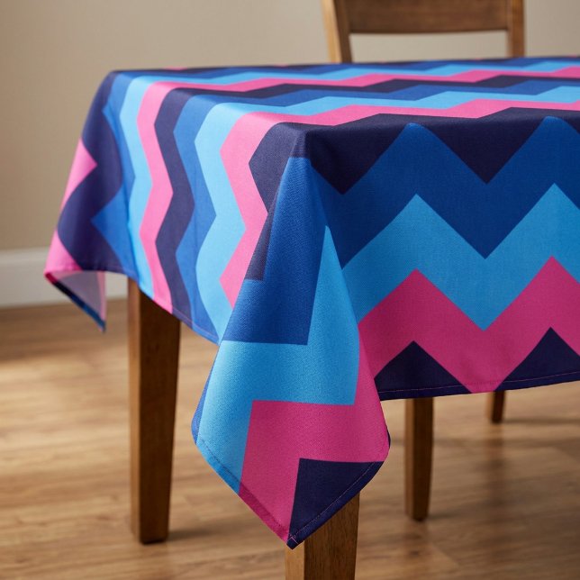 Cooles, rosa Zickzack Muster Große Tablette Tischdecke (Cool Blue Pink Chevron Pattern Large Tablecloth covering a table in a home.)