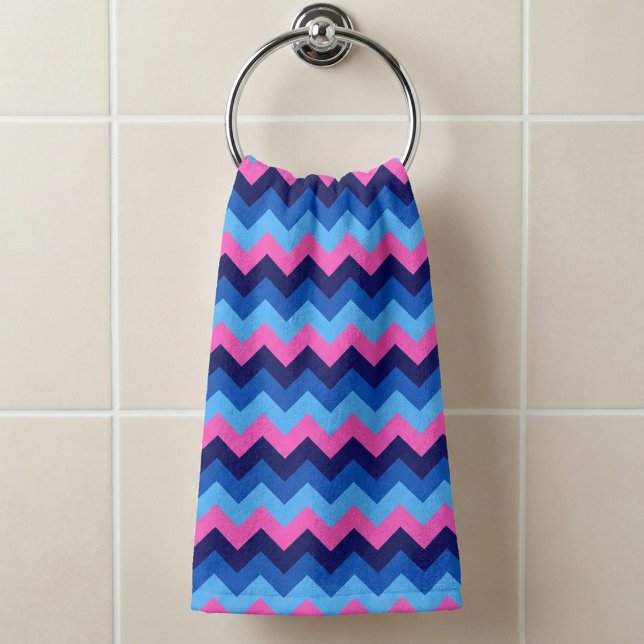 Cooles, rosa Zickzack Muster Handtuch (Cool Blue Pink Chevron Pattern Hand Towel hanging on a towel ring in a bathroom.)