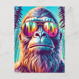 Cooles Sasquatch mit Sonnenbrille im Wald Postkarte