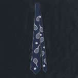 Cooles Tennis-Racquets-Muster Navy Blue Retro Krawatte<br><div class="desc">Weiße und marineblau Tennisschläger Muster für ihn | Tennisplatz im Sommer. Geschenk für Tennisspieler, weißes Schläger-Tennis-Spiel auf einem marineblau-blauen Hintergrund. Personalisiertes Geschenk für einen Tennisspieler. Trendy Tennisspieler Wohngestaltung. Moderne Tennisspielgeschenke. Cooles Retro-Geschenk für Ihren Tennistrainer oder das Tennisteam der Schule! Junge, Männer, Mann, Tennisspieler Krawatte. Tennisspieler Männer klassisches Schlägermuster. Tennisgeschenke für...</div>