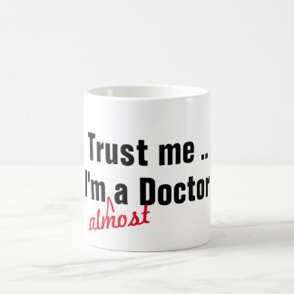 cooles Vertrauen, ich bin fast Arzt medizinische W Kaffeetasse