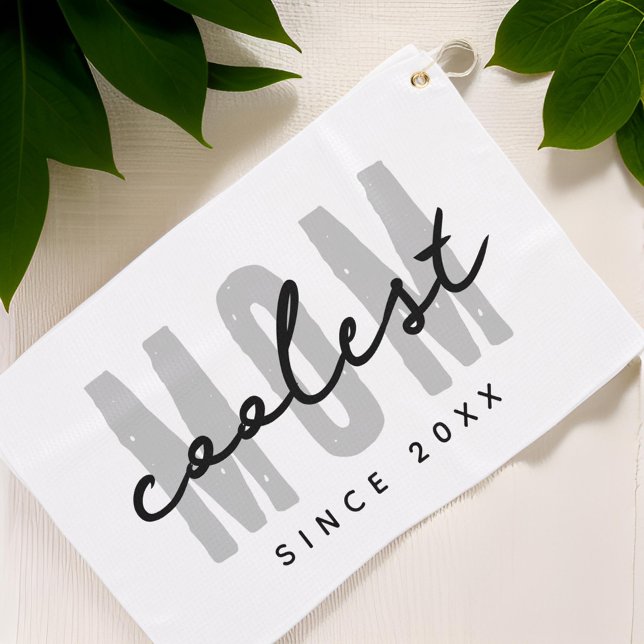 Coolste Mama seit 20XX Moderne, einfache Preppy Golfhandtuch (Von Creator hochgeladen)