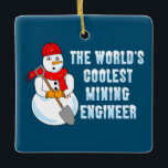 Coolster Bergbauingenieur Snowman Keramikornament<br><div class="desc">Ein Schneemann,  der eine Schaufel mit Schal und Mütze trägt,  mit dem weltweit coolsten Text des Bergbauingenieurs,  ist ein lustiges Geschenkdesign für Unis und berufliche Ingenieure.</div>