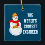 Coolster Ingenieur Snowman Keramikornament<br><div class="desc">Ein Schneemann,  der einen harten Hut mit Text trägt. Der coolstste Ingenieur der Welt ist ein humorvolles Ingenieurdesign. Fun Geschenke für Unis und Ingenieure zum Geburtstag und Winterurlaub.</div>
