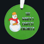 Coolster Ingenieur Snowman Ornament<br><div class="desc">Ein Schneemann,  der einen harten Hut mit Text trägt. Der coolstste Ingenieur der Welt ist ein humorvolles Ingenieurdesign. Fun Geschenke für Unis und Ingenieure zum Geburtstag und Winterurlaub.</div>