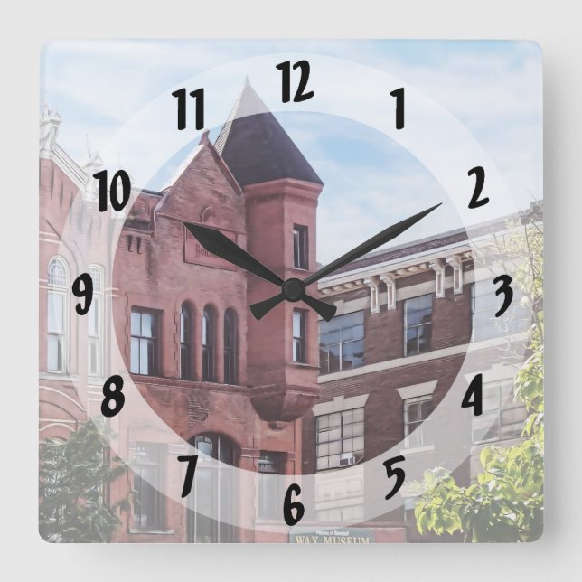Cooperstown NY - Erstes Gebäude der Nationalbank Quadratische Wanduhr (Vorderseite)