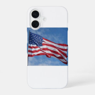 Coque iPhone 16 Drapeau américain flottant sur un ciel bleu