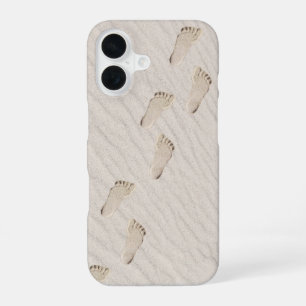 Coque iPhone 16 Empreintes de pas dans le sable de la plage balayé