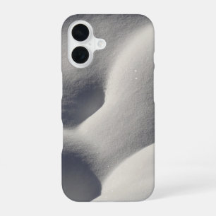 Coque iPhone 16 Monticules de neige scintillants, nature abstraite