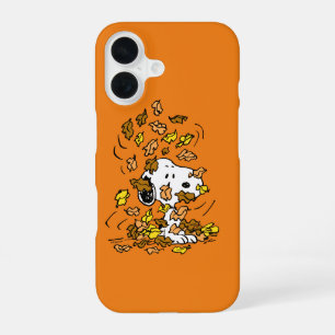 Coque iPhone 16 Peanuts   Snoopy Tas de Feuilles
