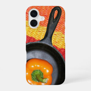 Coque iPhone 16 Poivron orange dans une poêle noire, Tapis coloré