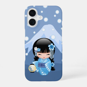 Coque iPhone 16 Poupée Kokeshi d'hiver - Blue Mountain Geisha Girl