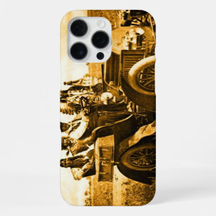 COQUE iPhone 16 PRO MAX APACHES ET GÉRONIMO CONDUISANT UNE VOITURE À MOTEU
