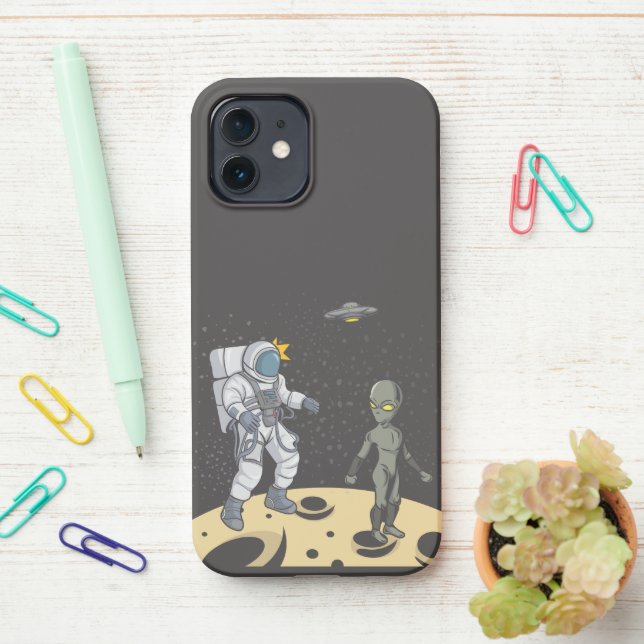 Coque iPhone Astronaute et alien (Sur le bureau)