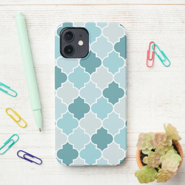 Coque iPhone Bleu Marocain Trellis, Lattes, Quatrefoil (Sur le bureau)