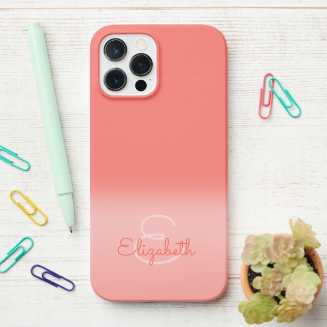 Coque iPhone Chic Coral Ombre Nom Lettre initiale Monogramme (Sur le bureau)