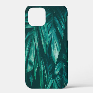 Coque iPhone 12 Feuillage de jungle tropical vert foncé.